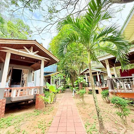 Lanta Palm Beach Resort , Beach Bungalow - Ко-Ланта Экстерьер фото