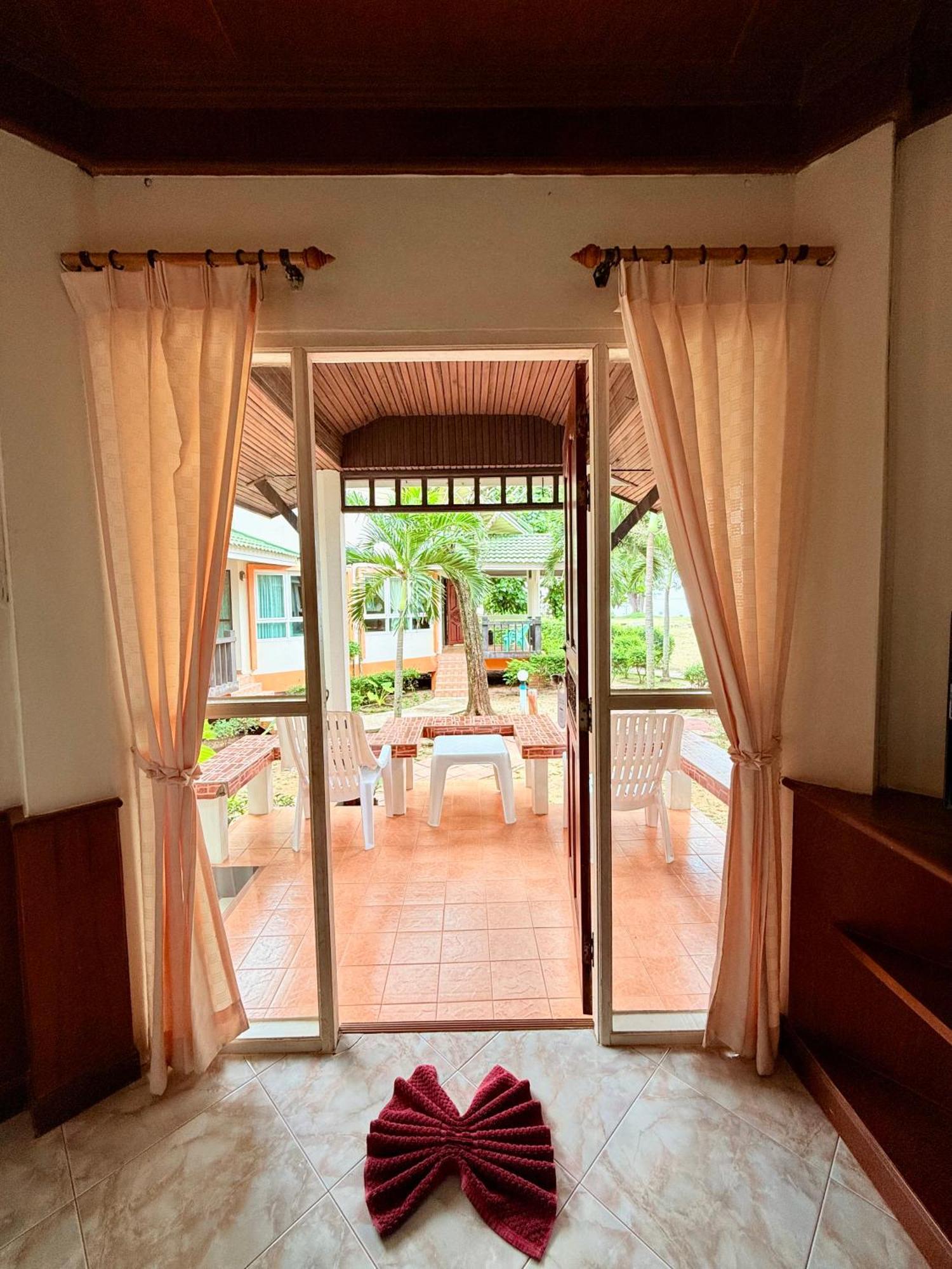 Lanta Palm Beach Resort , Beach Bungalow - Ко-Ланта Экстерьер фото
