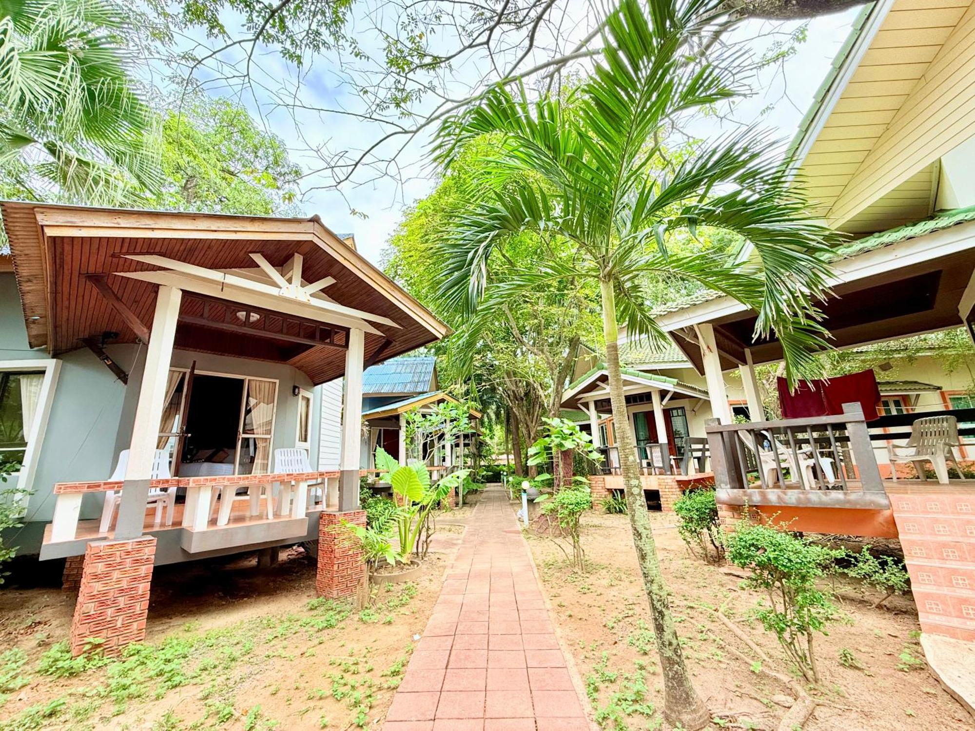 Lanta Palm Beach Resort , Beach Bungalow - Ко-Ланта Экстерьер фото