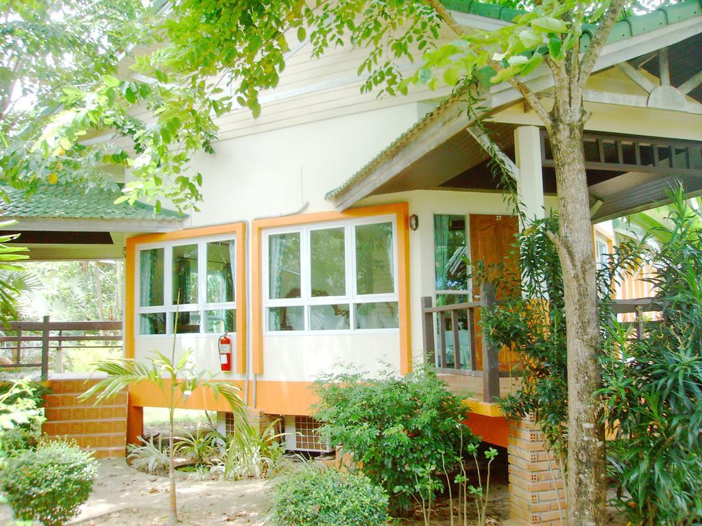 Lanta Palm Beach Resort , Beach Bungalow - Ко-Ланта Экстерьер фото