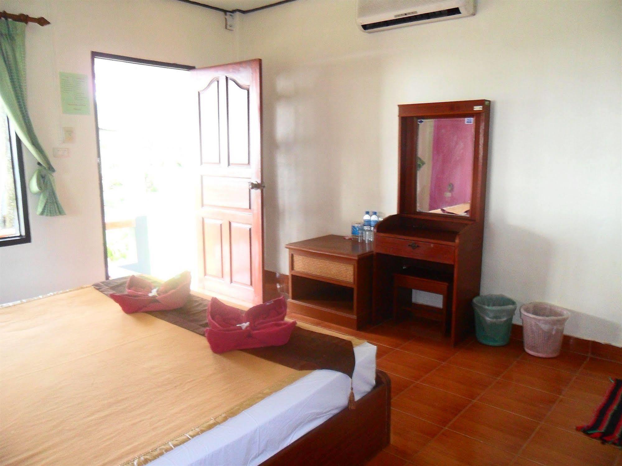 Lanta Palm Beach Resort , Beach Bungalow - Ко-Ланта Экстерьер фото