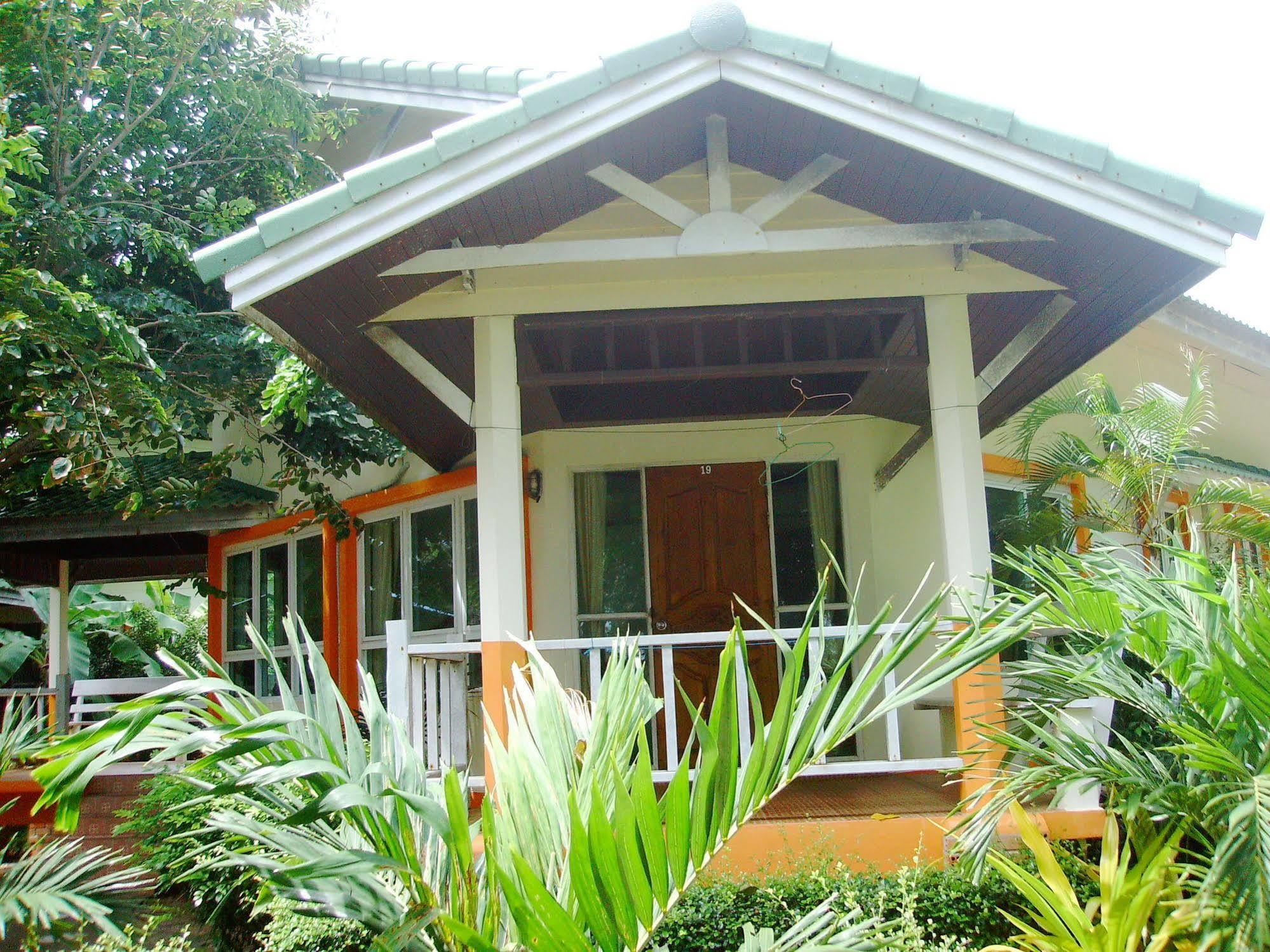 Lanta Palm Beach Resort , Beach Bungalow - Ко-Ланта Экстерьер фото