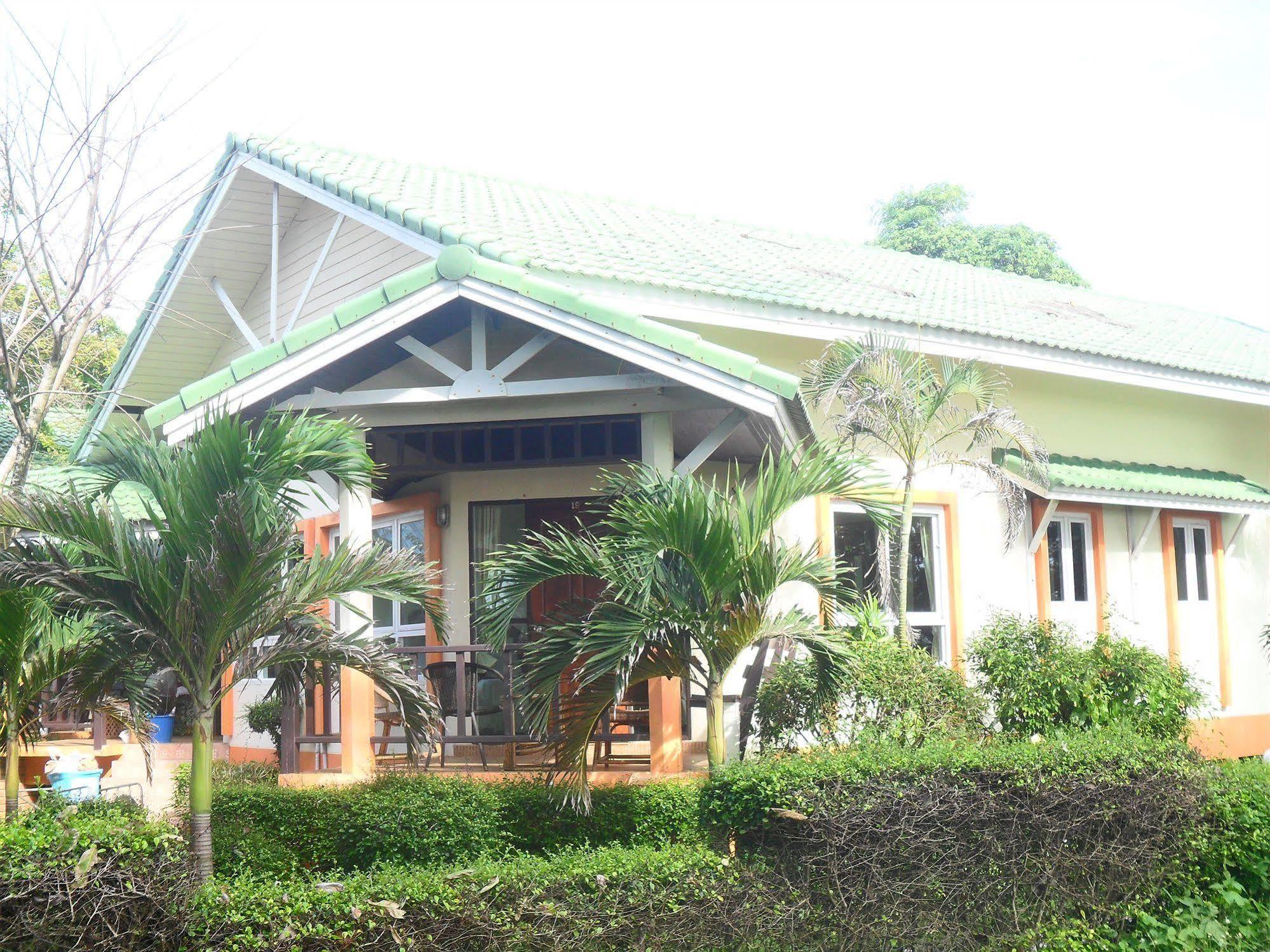 Lanta Palm Beach Resort , Beach Bungalow - Ко-Ланта Экстерьер фото